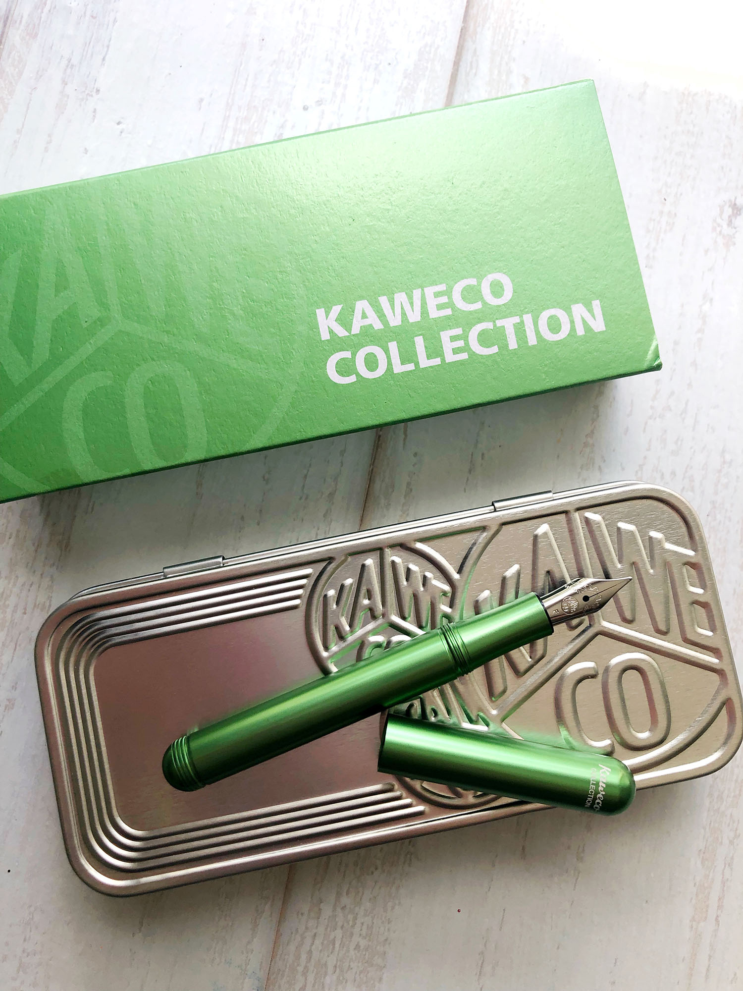 https://www.penchalet.com/blog/wp-content/uploads/2022/08/kaweco-liliput-collectors-edition-green-fountain-pen-with-packaging_photo-credit-mel-naujoks.jpg